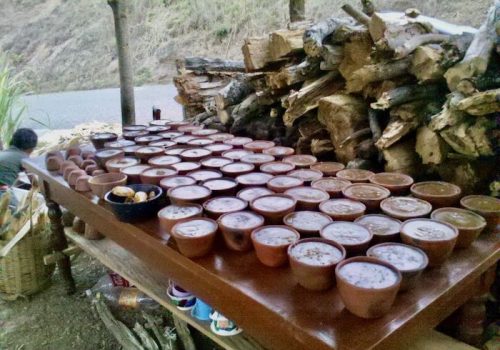 Panela cools in pottery molds